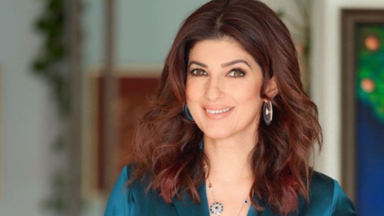 Twinkle Khanna receives ‘exceptional distinction’ at university, says Karan Johar cast wrong people in Student of the Year | Bollywood News